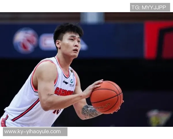 赵睿身穿宏远训练服备战全运会展现时光倒流的独特魅力