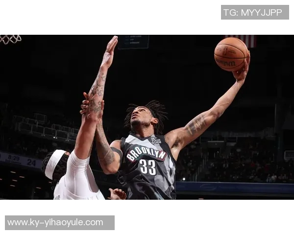 克拉克斯顿上半场表现惊艳7投5中砍下11分8篮板外线命中率完美